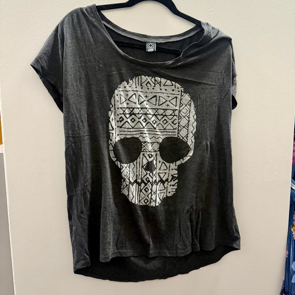 Size large skull tee!…